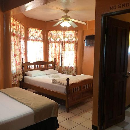 Chaleanor Hotel Dangriga Εξωτερικό φωτογραφία