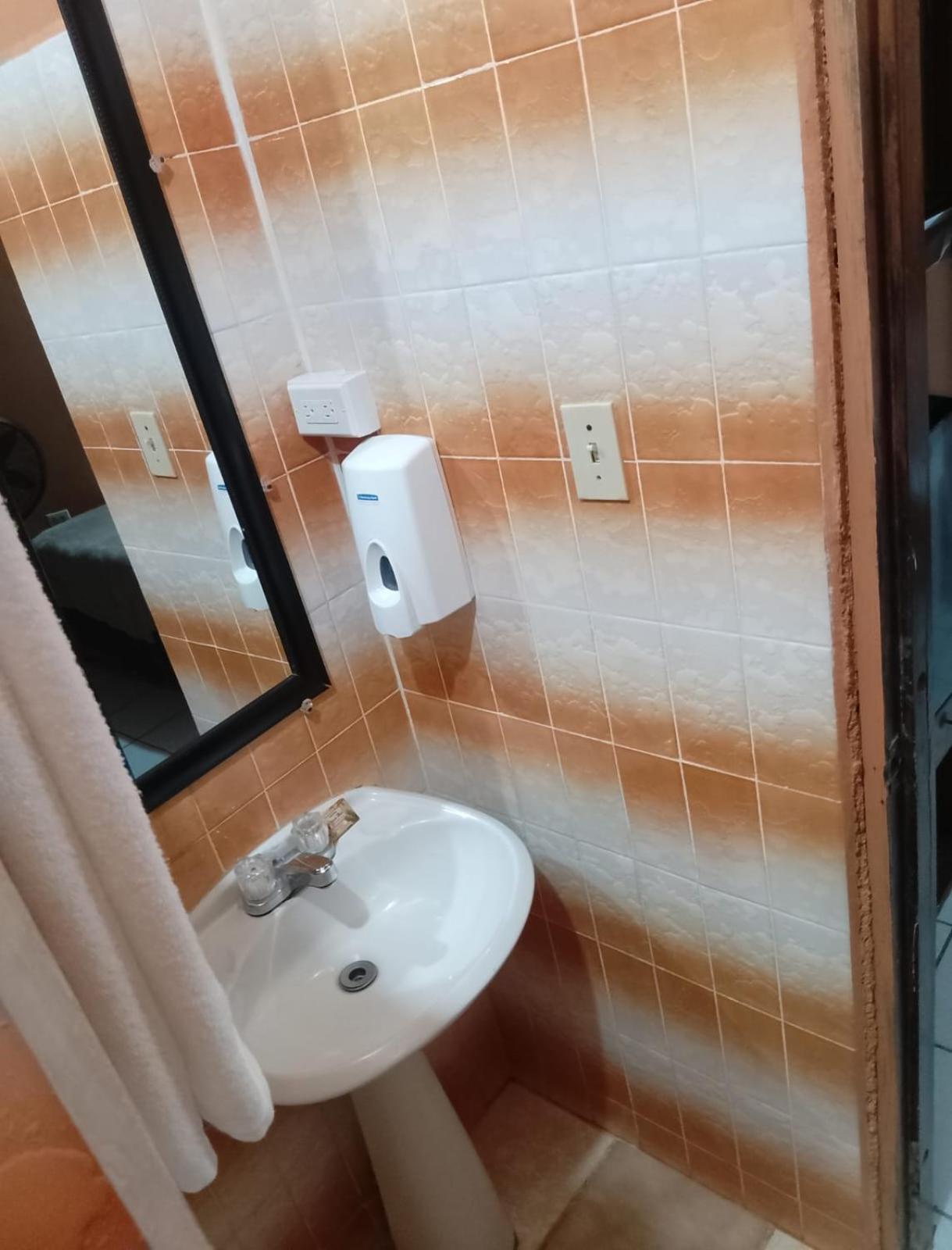Chaleanor Hotel Dangriga Εξωτερικό φωτογραφία